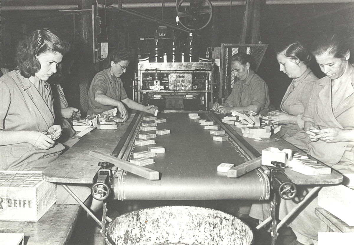 Fließbandarbeit in der Verpackungsanlage der Flammer Seifenwerke. (Stadtarchiv Heilbronn) Fließbandarbeit in der Verpackungsanlage der Flammer Seifenwerke.
(Stadtarchiv Heilbronn)