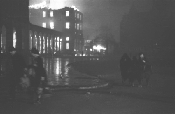 Menschen fliehen vor dem Feuer. Im Hintergrund brennt der Hauptbahnhof( Stadtarchiv Heilbronn, M. R. Platte)