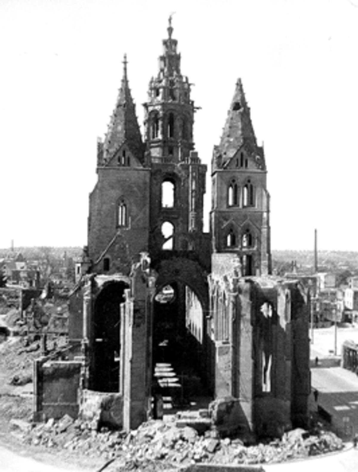 Kilianskirche nach 1945 (Fotograf unbekannt; Stadtarchiv Heilbronn F001N-198302593) Kilianskirche nach 1945
(Stadtarchiv Heilbronn)