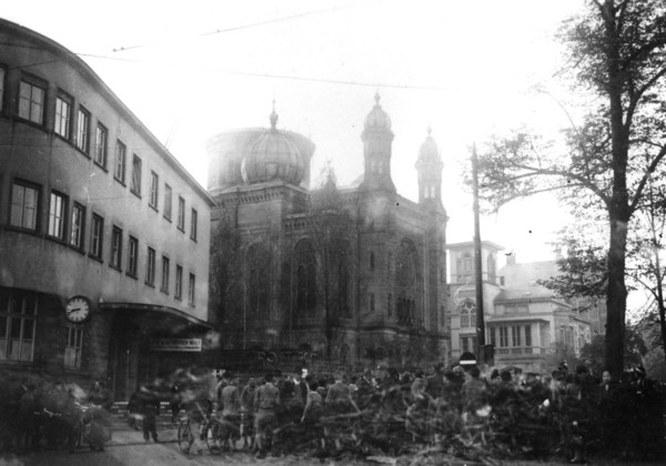 Schaulustige vor der qualmenden Brandruine der Synagoge. Aufgenommen am 10. November 1938 von Fritz Walderich (Stadtarchiv Heilbronn)
