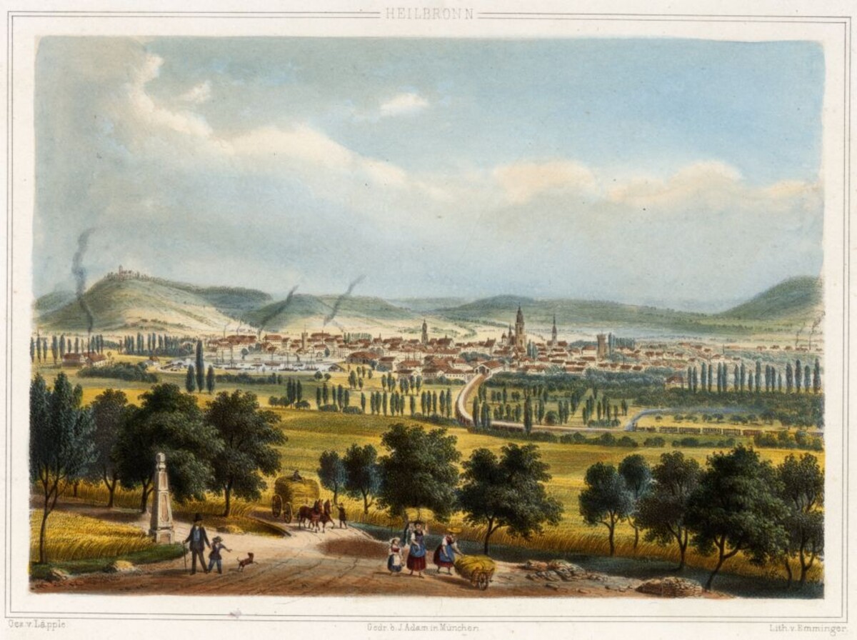 Ansicht der Stadt von Westen. Kolorierte Lithographie um 1855 von Johannes Läpple (Stadtarchiv Heilbronn E005-956). Die Ausdehnung der bis zu Beginn des 19. Jahrhunderts ummauerten Stadt, lässt sich an den Befestigungstürmen erkennen. Im Norden der Bol Ansicht der Stadt von Westen. Kolorierte Lithographie um 1855 von Johannes Läpple (Stadtarchiv Heilbronn E005-956).
Die Ausdehnung der bis zu Beginn des 19. Jahrhunderts ummauerten Stadt, lässt sich an den Befestigungstürmen erkennen. Im Norden der Bollwerksturm (über dem Erntewagen und dem Hafen), im Süden der Götzenturm (rechts von den Kirchtürmen).