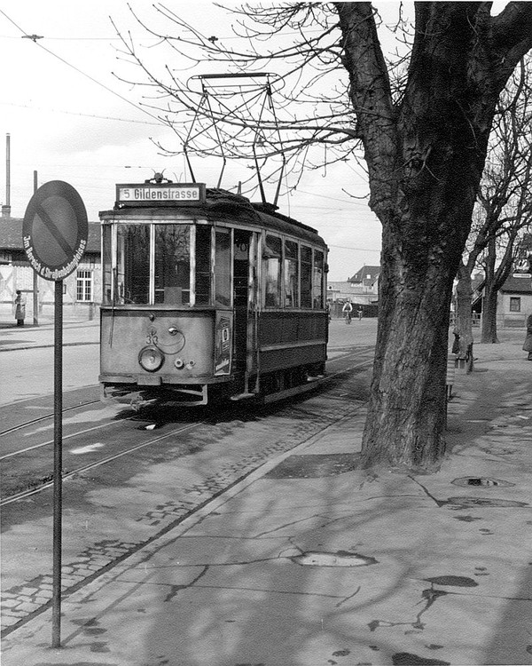 Endhaltestelle der Straßenbahn vor dem Bahnübergang am Sülmertor, Anfang der 1950er Jahre (Foto Stadtarchiv Heilbronn) 