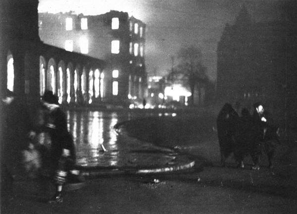 4. Dezember 1944 - der brennende Hauptbahnhof. (Foto M.R. Platte, Stadtarchiv Heilbronn F001N-3)
