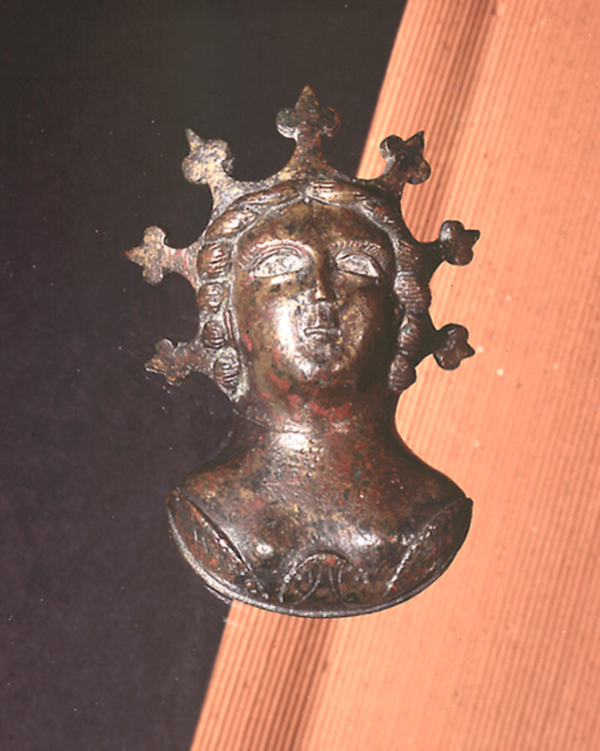 Bronzebüste des Sol im Umfeld des Jupiter Dolichenus; 2. / 3. Jahrhundert Bronzebüste des Sol im Umfeld des Jupiter Dolichenus; 2. / 3. Jahrhundert Die Büste wurde 1959 beim Nordtor des Römerkastells in Heilbronn-Böckingen gefunden, zusammen mit einer "versilberten" bronzenen Mondsichel und einer halben Bronzescheibe (vermutlich Applikationen an einer Holztruhe). (Städtische Museen Heilbronn)