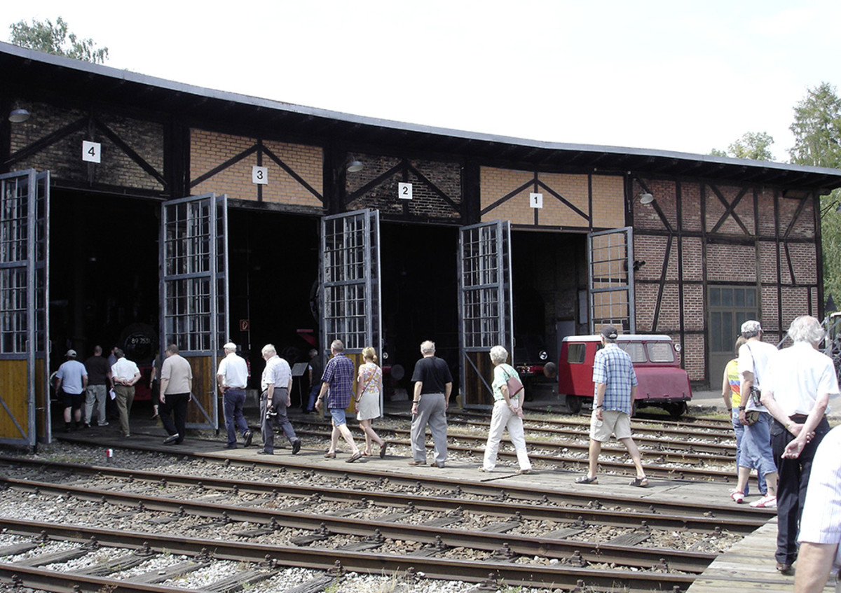 Der 1893 erbaute Ringlokschuppen mit seiner 1942 erneuerten Drehscheibe; 2008
(Foto Stadtarchiv Heilbronn)