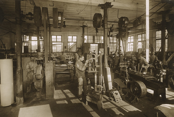 Blick in einen Werkstattsaal der Papierfabrik G. Schaeuffelen. Die Kraftübertragungseinrichtungen prägen den Raum (Stadtarchiv Heilbronn)
