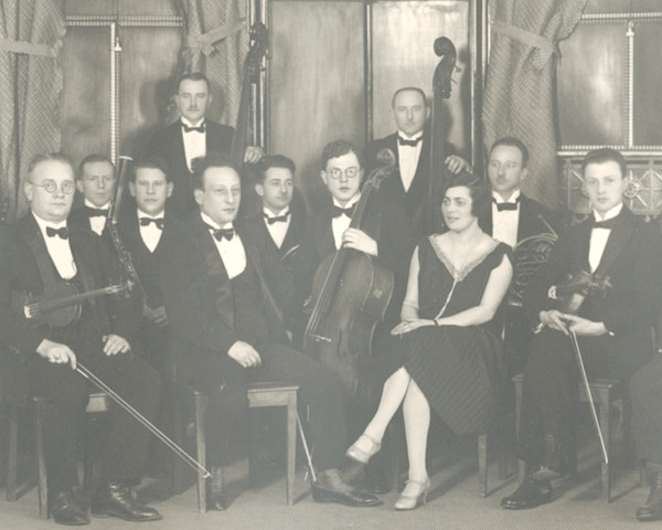 Das Heilbronner Theaterorchester mit seinem Dirigenten Philipp Rypinski und dessen Ehefrau Elsa, die als Harfenistin und Sängerin auftrat; um 1930
(Stadtarchiv Heilbronn)