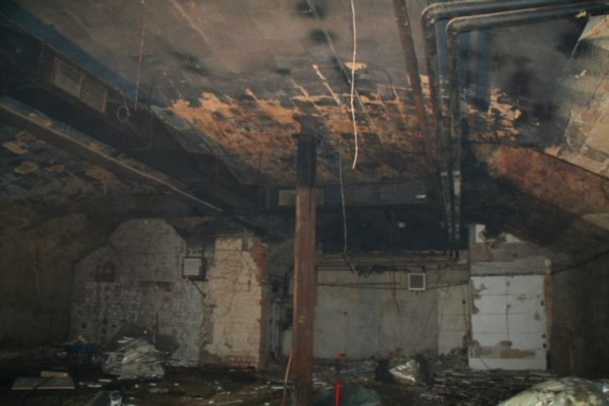 Blick in den "Klosterkeller" während des Abbruchs. Die von der Tanzschule eingebaute Holzdecke ist entfernt, Heizungs- und Lüftungsrohre sind noch montiert. Aus optischen Gründen wurde die Decke von der Tanzschule geschwärzt. (Foto: Norbert Jung)