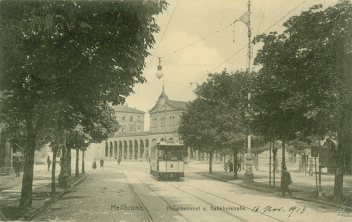 Bogenlichtlampe vor dem Heilbronner Hauptbahnhof; um 1913 (Stadtarchiv Heilbronn) Bogenlichtlampe vor dem Heilbronner Hauptbahnhof; um 1913
(Stadtarchiv Heilbronn)
