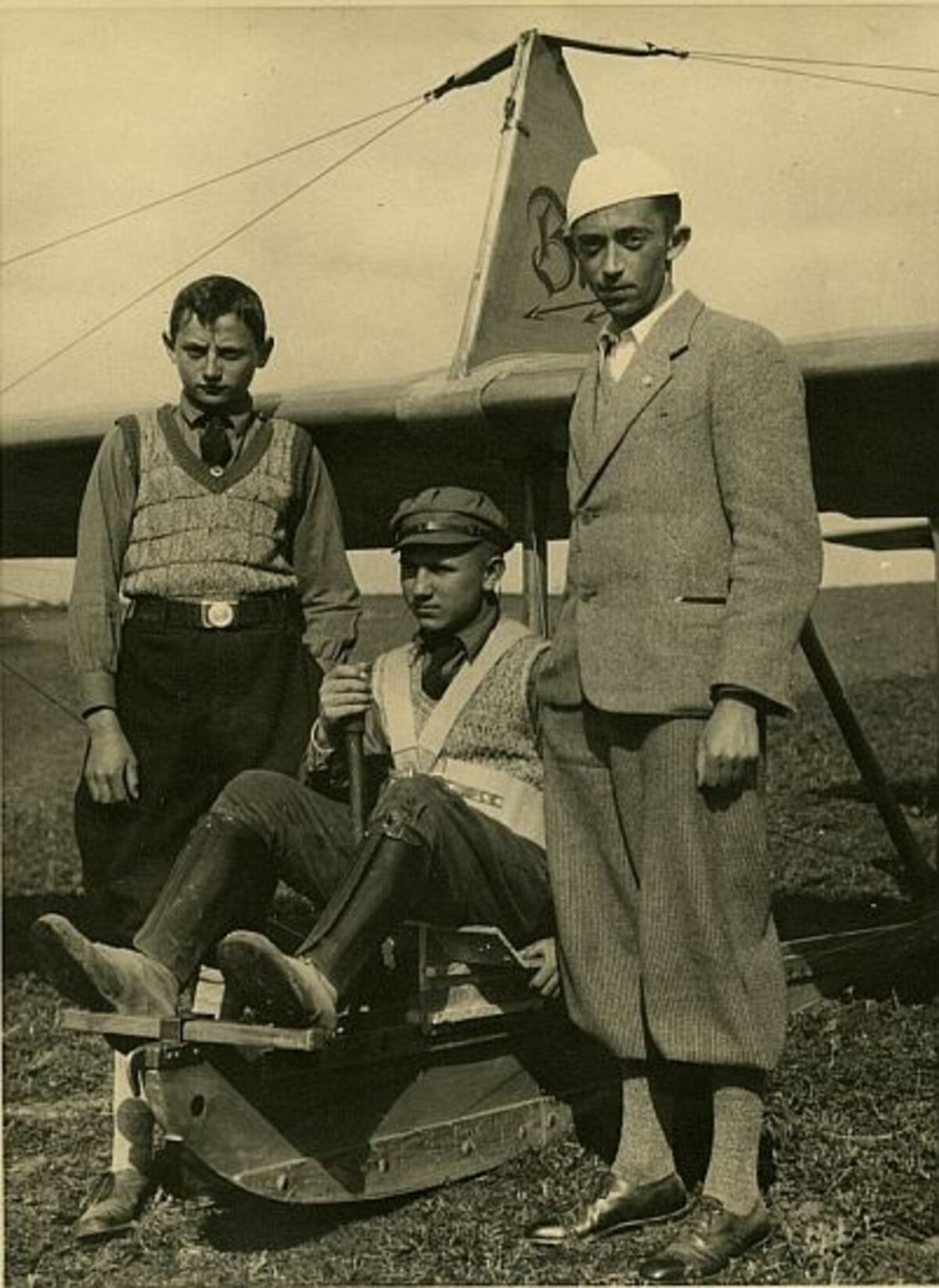 Otto Bellinger mit zwei Flugschülern (Stadtarchiv Heilbronn) Otto Bellinger mit zwei Flugschülern
(Stadtarchiv Heilbronn)