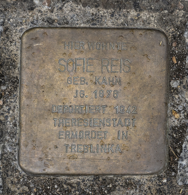 Stolperstein für Sofie Reis vor dem Zugang zum Behördenzentrum an der Rollwagstraße.
(Foto Stadtarchiv Heilbronn)