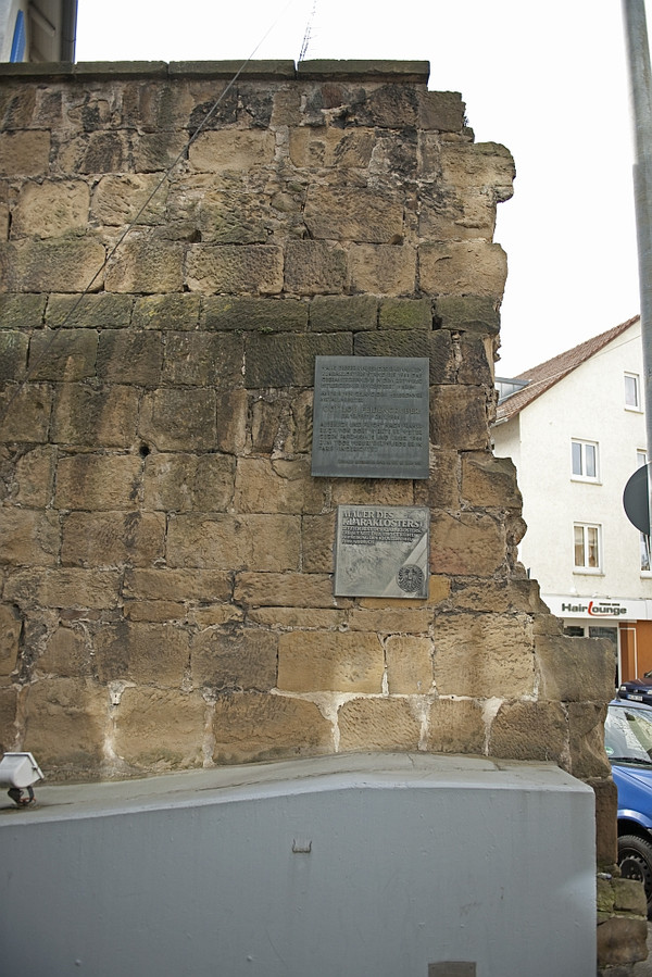 Mauerrest des Klaraklosters in der Siebeneichgasse mit Gedenktafeln (Foto Stadtarchiv Heilbronn)