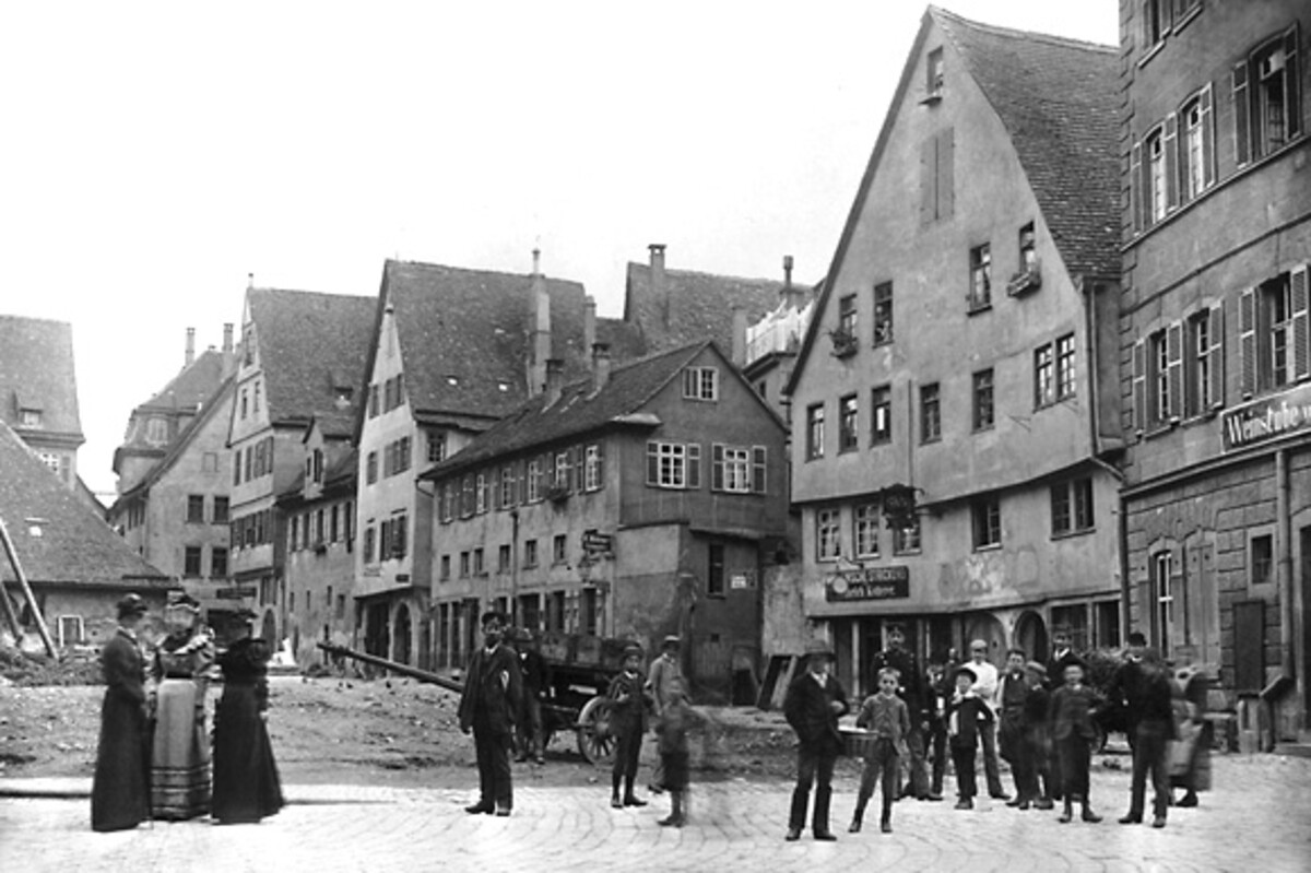 Durchbruch zwischen Schul- und Präsenzgasse; 1894 Unter den Schaulustigen war auch Theodor Heuss - der Bub vor dem Holzkarren. (Stadtarchiv Heilbronn)