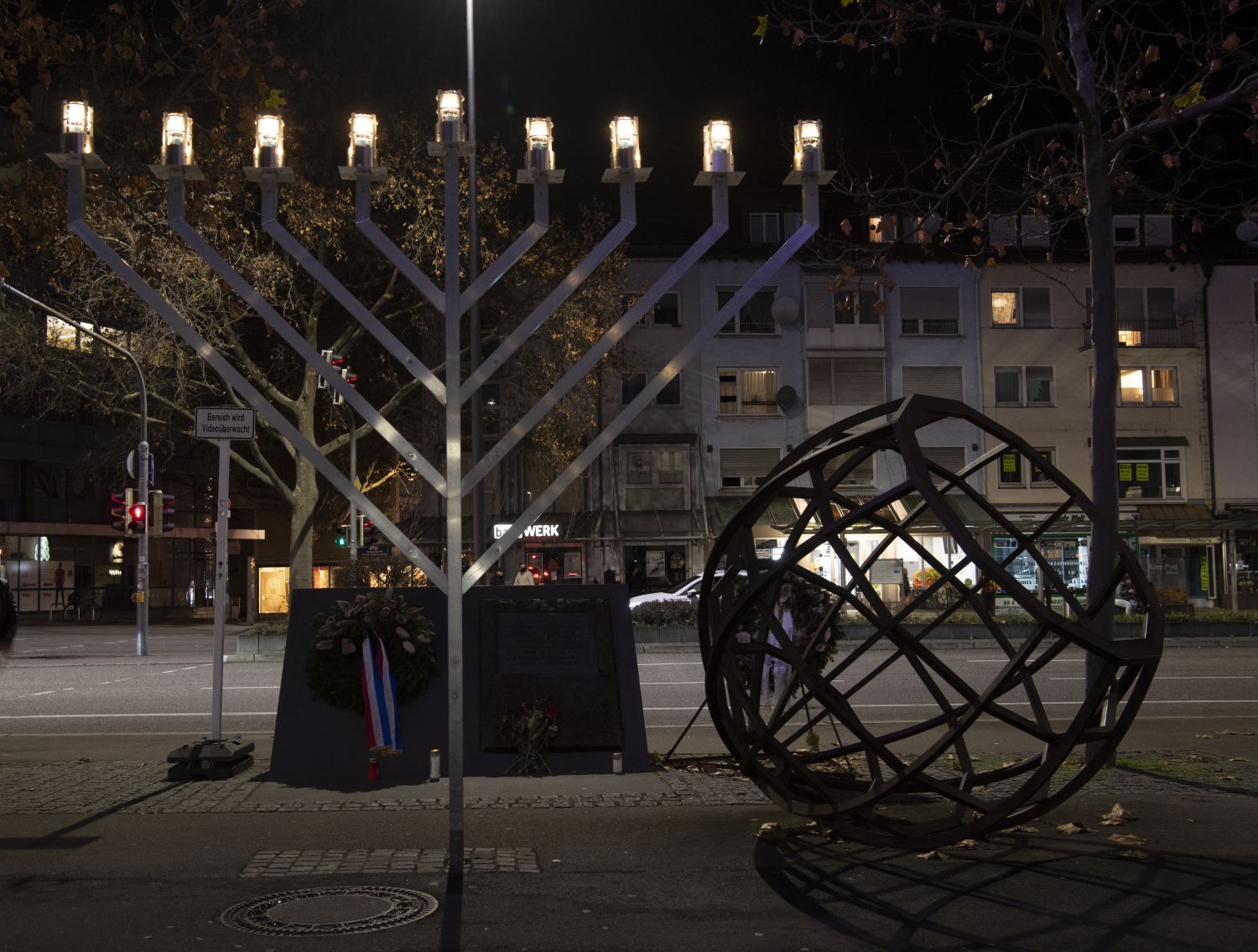 großer Chanukka-Leuchter neben der Kuppel-Skulptur in der Allee