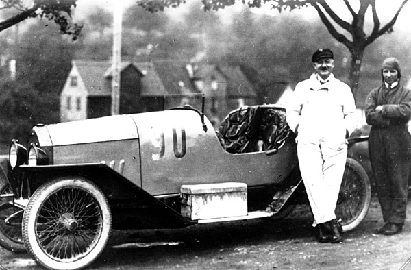 Der Mann hinter Falcon – Gottlieb Hartlieb, kaufmännischer Direktor, Gesellschafter und Rennfahrer, mit einem Falcon CA 6.
(Stadtarchiv Heilbronn)