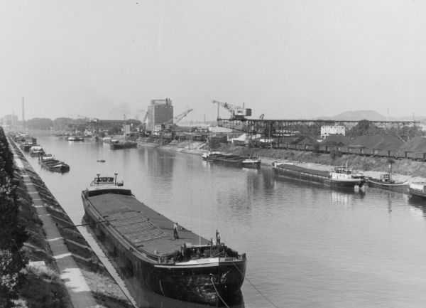 Blick über den Kanalhafen nach Norden. 
(Foto: Wasser- und Schifffahrtsamt Heidelberg)