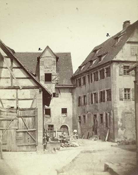 Der Innenhof des alten Spitals am Neckar; 1865 
Foto von Friedrich Berrer und Christian Ludwig Fleischmann
(Stadtarchiv Heilbronn)